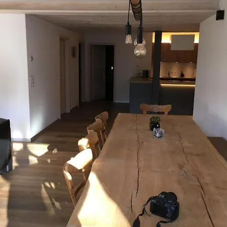 Sleeps 8 Wifi アパート